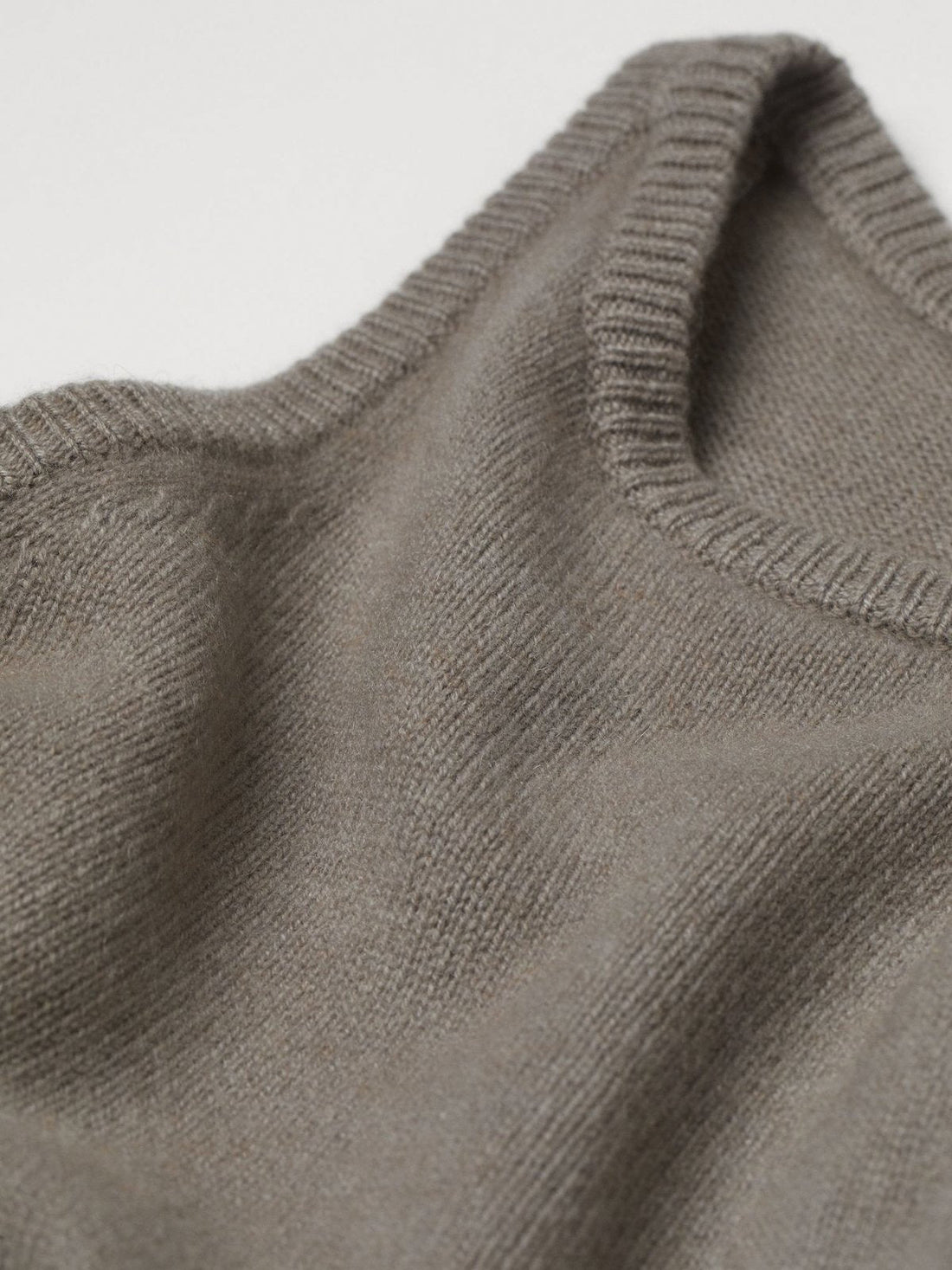 Cashmere Sweater - Dark Grey | LUMERITH women's fashion