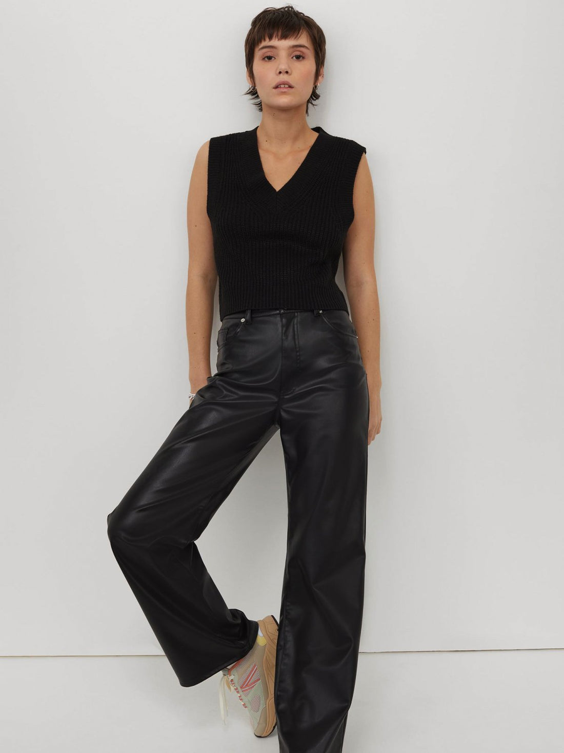 V-Neck Sweater - Black | LUMERITH women's fashion